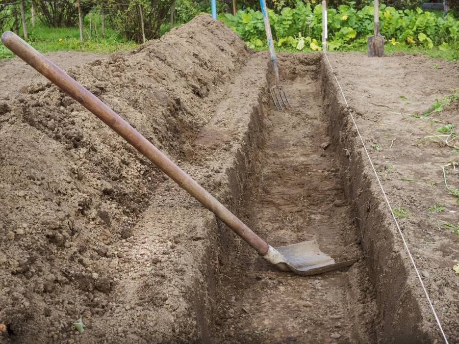 Manual garden tilling vs double digging. 